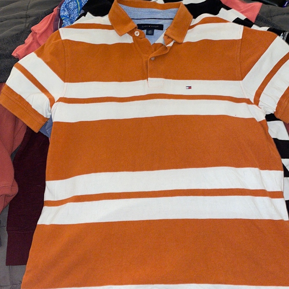Men’s Tommy Hilfiger striped collar shirt.